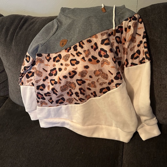 Sweaters - Super cute hoodie. Size L